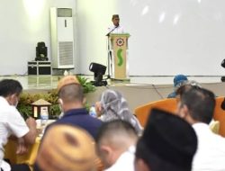 Penjabat Gubernur, Hamka Hendra Noer saat memberikan sambutan pada acara silaturahmi dengan Kepala Desa, Lurah dan Camat se-Provinsi Gorontalo, Rabu (9/11/2022) di gedung Gedung El Hajj Convention, Mess Haji Kota Gorontalo. (Foto:Ist/ Diskominfotik)