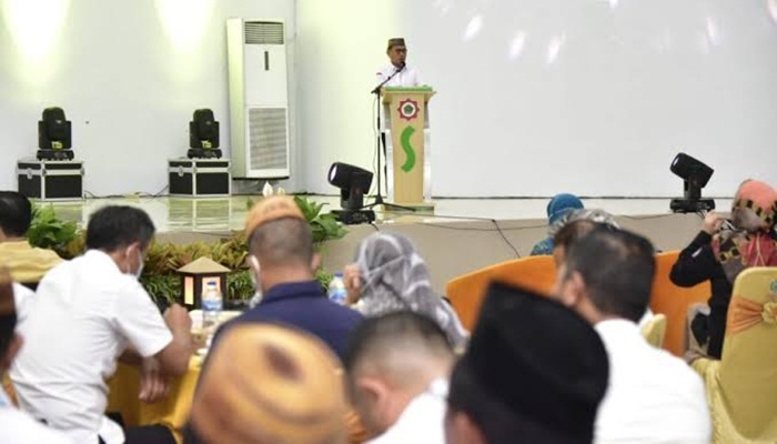 Penjabat Gubernur, Hamka Hendra Noer saat memberikan sambutan pada acara silaturahmi dengan Kepala Desa, Lurah dan Camat se-Provinsi Gorontalo, Rabu (9/11/2022) di gedung Gedung El Hajj Convention, Mess Haji Kota Gorontalo. (Foto:Ist/ Diskominfotik)