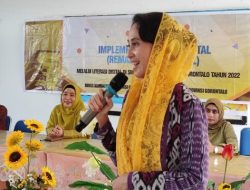 Anggota legislatif DPRD Provinsi Gorontalo, Yeyen Sidiki, memberikan sambutan di depan siswa siswi dalam kegiatan remaja cakap digital, di aula SMA 1 Bonepantai, Bone Bolango, Kamis (10/11/2022).