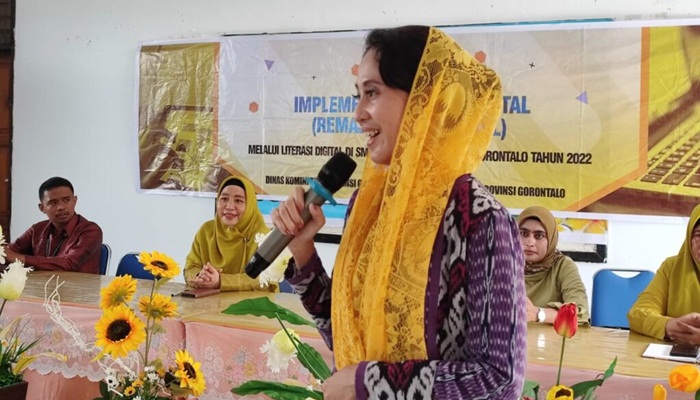 Anggota legislatif DPRD Provinsi Gorontalo, Yeyen Sidiki, memberikan sambutan di depan siswa siswi dalam kegiatan remaja cakap digital, di aula SMA 1 Bonepantai, Bone Bolango, Kamis (10/11/2022).