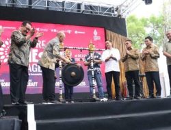 Menteri UMKM Teten Masduki memukul Gong pada pembukaan acara Future SMES Village di Bali Collection, The Nusa Dua Bali, Jumat (11/11/2022). (Foto: Ist)