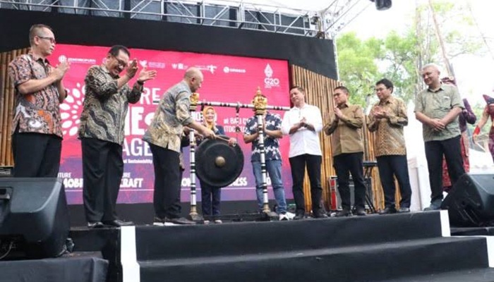 Menteri UMKM Teten Masduki memukul Gong pada pembukaan acara Future SMES Village di Bali Collection, The Nusa Dua Bali, Jumat (11/11/2022). (Foto: Ist)