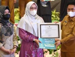 Botu 25 Pj Sekda Prov Gorontalo, Syukri Botutihe menyerahkan penghargaan kepada tenaga kesehatan teladan tingkat Provinsi Gorontalo kategori perawat pada penutupan peringatan HKN ke-58 tingkat Provinsi Gorontalo, di Gedung Sumber Ria, Senin (14/11/2022). (Foto:Ist/ Diskominfotik)