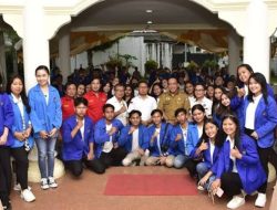 Foto bersama Penjagub Hamka Hendra Noer didampingi Kepala Dinas Pertanian Provinsi Gorontalo bersama civitas akademika dan Mahasiswa, FE UNIMA, di Rujab Wakil Gubernur, Selasa (15/11/2022). (Foto:Ist/ Diskominfotik)