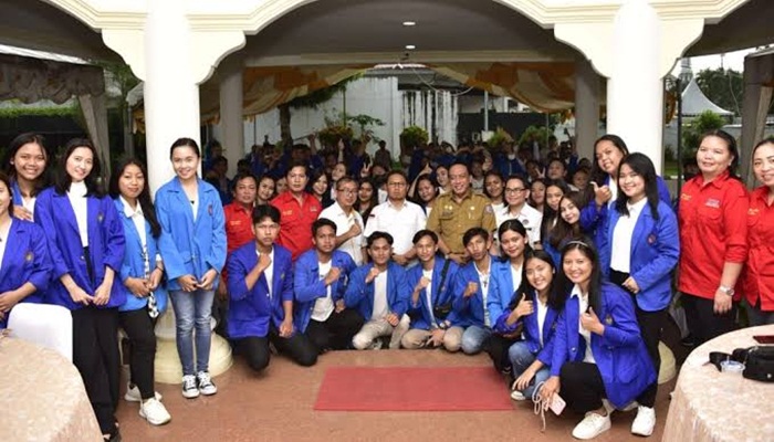 Foto bersama Penjagub Hamka Hendra Noer didampingi Kepala Dinas Pertanian Provinsi Gorontalo bersama civitas akademika dan Mahasiswa, FE UNIMA, di Rujab Wakil Gubernur, Selasa (15/11/2022). (Foto:Ist/ Diskominfotik)