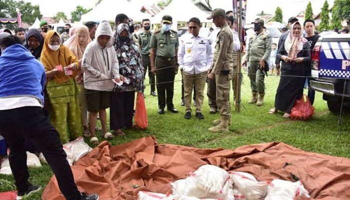 Penjagub Gorontalo, Hamka Hendra Noer, didampingi Danrem 133/NWB dan Kabinda Gorontalo, saat turun langsung meninjau pelaksanaan pasar murah yang dilaksanakan untuk 2.500 masyarakat di Kelurahan Kayu Merah, Limboto, Kabupaten Gorontalo, Rabu (16/11/2022). (Foto:Ist/ Diskominfotik)