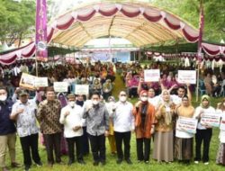 Botu 35 Penjagub Hamka Hendra Noer melakukan foto bersama dengan peserta kegiatan Temu Akbar Pelaku Usaha yang digelar di halaman kantor Diskumperindag, Jumat (18/11/2022). (Foto:Ist/Diskominfotik)