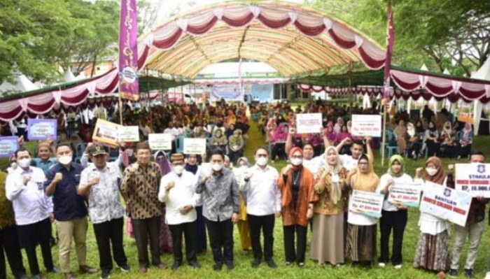 Penjagub Hamka Hendra Noer melakukan foto bersama dengan peserta kegiatan Temu Akbar Pelaku Usaha yang digelar di halaman kantor Diskumperindag, Jumat (18/11/2022). (Foto:Ist/Diskominfotik)