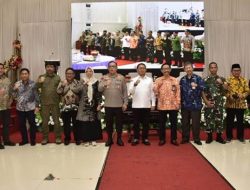 Botu 38 Foto bersama Penjagub Hamka (kemeja putih) didampingi Ketua KASN (batik orange) bersama Forkopimda Gorontalo pada kegiatan penguatan peran pemerintah dalam menjamin netralitas ASN, dalam menyukseskan Pemilu dan Pilkada serentak tahun 2024, Jumat (18/11/2022). (Foto:Ist/Diskominfotik)