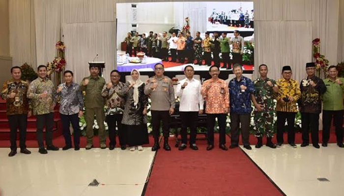 Foto bersama Penjagub Hamka (kemeja putih) didampingi Ketua KASN (batik orange) bersama Forkopimda Gorontalo pada kegiatan penguatan peran pemerintah dalam menjamin netralitas ASN, dalam menyukseskan Pemilu dan Pilkada serentak tahun 2024, Jumat (18/11/2022). (Foto:Ist/Diskominfotik)