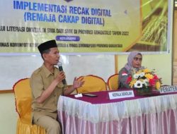 Kepala Sekolah SMAN 1 Dulupi, Kabupaten Boalemo, La Ode Sultan, memberikan sambutan pada pembukaan kegiatan Recak Digital yang dilaksanakan oleh Diskominfotik Provinsi Gorontalo, di aula SMAN 1 Dulupi, Selasa (1/11/2022). (Foto:Ist/Diskominfotik)