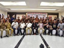 Foto bersama Penjagub Hamka Hendra Noer didampingi Sekjen Pemuda Pancasila pusat bersama kader kader Pemuda Pancasila Provinsi Gorontalo pada kegiatan Pra Muswil Pemuda Pancasila Provinsi Gorontalo, Senin malam, (21/11/2022) di Aula Rujab Gubernur. (Foto:Ist/ Diskominfotik)