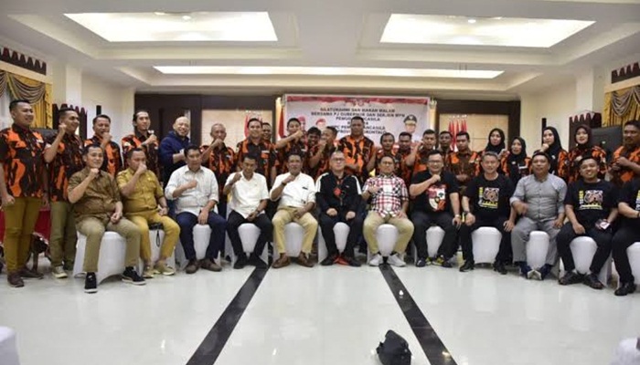 Foto bersama Penjagub Hamka Hendra Noer didampingi Sekjen Pemuda Pancasila pusat bersama kader kader Pemuda Pancasila Provinsi Gorontalo pada kegiatan Pra Muswil Pemuda Pancasila Provinsi Gorontalo, Senin malam, (21/11/2022) di Aula Rujab Gubernur. (Foto:Ist/ Diskominfotik)