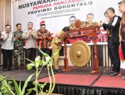 Penjagub Gorontalo, Hamka Hendra Noer (tengah) ketika memukul gong sebagai tanda dibukanya Muswil IV Pemuda Pancasila Provinsi Gorontalo di Hotel Aston, Kota Gorontalo, Selasa (22/11/2022). (Foto:Ist/ Diskominfotik)