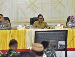 Penjagub Gorontalo, Hamka Hendra Noer (tengah), memimpin rakor percepatan penanggulangan COVID-19 di Aula Titinepo Polda Gorontalo, Selasa (22/11/2022). (Foto:Ist/Diskominfotik)