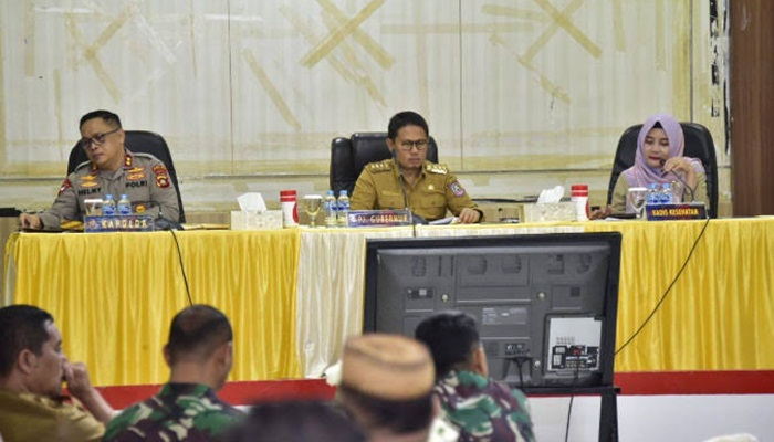 Penjagub Gorontalo, Hamka Hendra Noer (tengah), memimpin rakor percepatan penanggulangan COVID-19 di Aula Titinepo Polda Gorontalo, Selasa (22/11/2022). (Foto:Ist/Diskominfotik)