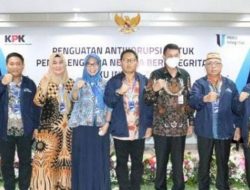 Penjagub Gorontalo, Hamka Hendra Noer didampingi istri, serta Sekda dan Ketua dan Wakil Ketua DPRD foto bersama Wakil Ketua KPK Nawawi Pomolango (masker), usai menghadiri kegiatan PAKU Integritas, di Gedung Merah Putih KPK, Jakarta, Rabu (2/11/ 2022). (Foto: Ist)