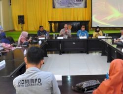 Kepala Diskominfotik Provinsi Gorontalo, Masran Rauf (tengah), saat memberikan sambutan pada sosialisasi dan penguatan PPID kabupaten/kota di aula Panua Kantor Bupati Pohuwato, Kamis (3/11/2022). (Foto:Ist/ Diskominfotik)