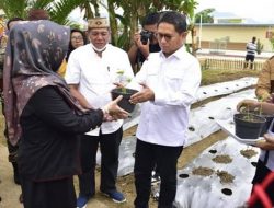 Penjagub Gorontalo Hamka Hendra Noer saat menyerahkan bibit cabe kepada Rektor Universitas Bina Mandiri pada giat gerakan tanam cabe pada peringatan Hari Pangan Sedunia ke-42 tahun 2022, tingkat Provinsi Gorontalo, Sabtu (5/10/2022). (Foto:Ist/Diskominfotik)