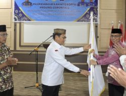 Penjagub Gorontalo, Hamka Hendra Noer ketika menyerahkan bendera Korpri kepada ketua rombongan delegasi Provinsi Gorontalo yang akan mengikuti MTQ VI Korpri 2022 di Padang, Provinsi Sumatera Barat, Sabtu (5/11/2022). (Foto:Ist/Diskominfotik)