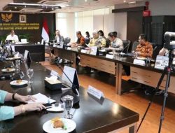 Penjabat Sekda Provinsi Gorontalo, Syukri Botutihe saat mengikuti rapat di Kementerian Koordinator Kemaritiman dan Investasi, di Gedung BPPT, Jalan MH. Thamrin, Jumat (2/12/2022) yang dipimpin Menteri Koordinator Kemaritiman dan Investasi Luhut Binsar Panjaitan. (Foto: Ist)
