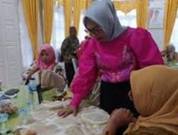 Ketua Dekranasda Provinsi Gorontalo saat menilai sulaman karawo para peserta bimtek peningkatan kreativitas dan daya saing sulaman karawo Gorontalo tahun 2022, Jumat (2/12/2022) bertempat di Aula Rujab Wakil Gubernur. (Foto: Ist/Diskominfotik)