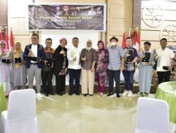 Foto bersama Penjabat Gubernur Gorontalo Hamka Hendra Noer didampingi Ketua Tim Penggerak PKK Provinsi Gorontalo drg. Gamaria Purnamawati Monoarfa dengan para penerima Penganugerahan Karawo Award bertempat di Aula Rujab Wagub, Kota Gorontalo, Senin (5/12/2022). (Foto:Ist/ Diskominfotik)