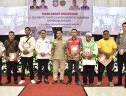 Penjagub Gorontalo, Hamka Hendra Noer didampingi Kepala Dinas Perhubungan dan perwakilan lalu lintas Polda Gorontalo bersama perwakilan pengemudi bentor penerima SIM C gratis pada kegiatan FGD, Selasa (6/12/2022) di Gedung GPCC Kota Gorontalo. (Foto: Ist/ Diskominfotik)