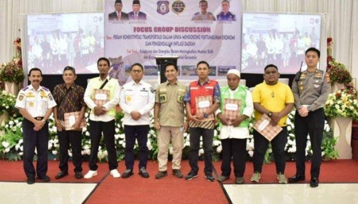 Penjagub Gorontalo, Hamka Hendra Noer didampingi Kepala Dinas Perhubungan dan perwakilan lalu lintas Polda Gorontalo bersama perwakilan pengemudi bentor penerima SIM C gratis pada kegiatan FGD, Selasa (6/12/2022) di Gedung GPCC Kota Gorontalo. (Foto: Ist/ Diskominfotik)