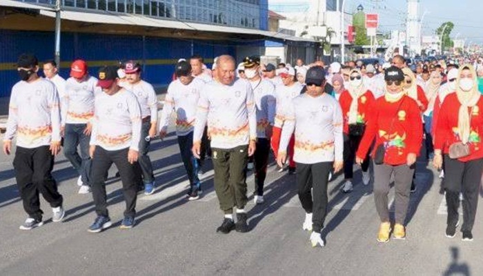 Penjagub Gorontalo, Hamka Hendra Noer (ketiga kanan), mengikuti jalan sehat dalam rangka HUT ke-22 Provinsi Gorontalo di Jalan John Ario Katili, Kota Gorontalo, Rabu (7/12/2022). (Foto:Ist/ Diskominfotik)