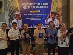 Dinas Pertanian Provinsi Gorontalo saat menerima piagam penghargaan sebagai juara 2 kategori Dinas Pertanian Provinsi berkinerja terbaik nasional tahun 2022. Penghargaan dari Kementrian Pertanian RI diserahkan di Bogor, Jawa Barat, Selasa (6/12/2022). (Foto:Ist/ Istimewa)