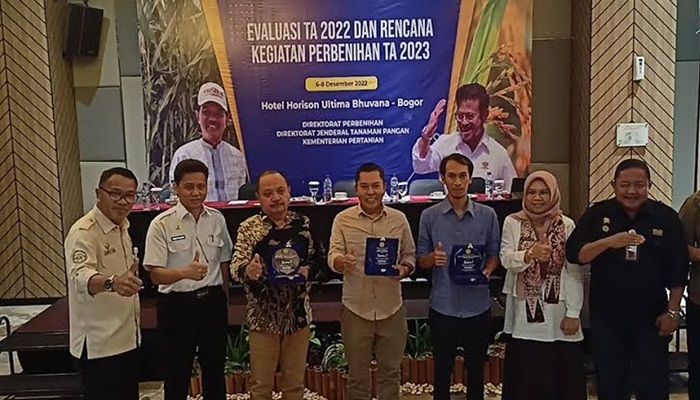 Dinas Pertanian Provinsi Gorontalo saat menerima piagam penghargaan sebagai juara 2 kategori Dinas Pertanian Provinsi berkinerja terbaik nasional tahun 2022. Penghargaan dari Kementrian Pertanian RI diserahkan di Bogor, Jawa Barat, Selasa (6/12/2022). (Foto:Ist/ Istimewa)