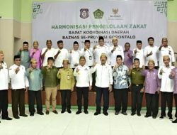 Foto bersama peserta Rakerda Baznas dengan Penjagub Gorontalo, Hamka Hendra Noer, dan Ketua Baznas RI, KH. Noor Achmad, di aula Asrama Haji, Kota Gorontalo, Rabu (7/12/2022). (Foto:Ist/ Diskominfotik)