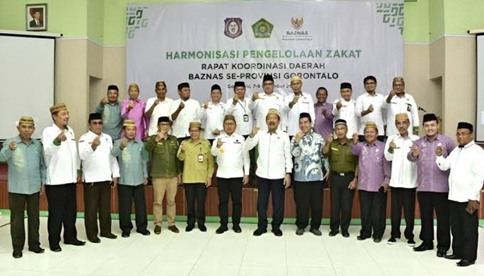 Foto bersama peserta Rakerda Baznas dengan Penjagub Gorontalo, Hamka Hendra Noer, dan Ketua Baznas RI, KH. Noor Achmad, di aula Asrama Haji, Kota Gorontalo, Rabu (7/12/2022). (Foto:Ist/ Diskominfotik)