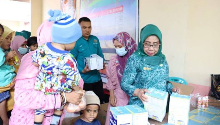 Penyerahan bantuan untuk anak berisiko stunting di dua desa pilot project yakni di Desa Ibarat dan Hiyalo Oyile, Kecamatan Anggrek, Kabupaten Gorontalo Utara, Kamis (08/12/22), oleh TP. PKK Provinsi Gorontalo. (Foto: Humas PKK)