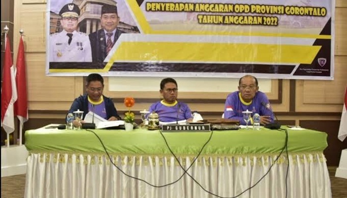 Suasana rapat pimpinan yang dipimpin langsung oleh Penjabat Gubernur Gorontalo Hamka Hendra Noer dan diikuti seluruh pimpinan OPD, Jumat (9/12/2022) di Aula Rujab Wakil Gubernur. (Foto:Ist/Diskominfotik)