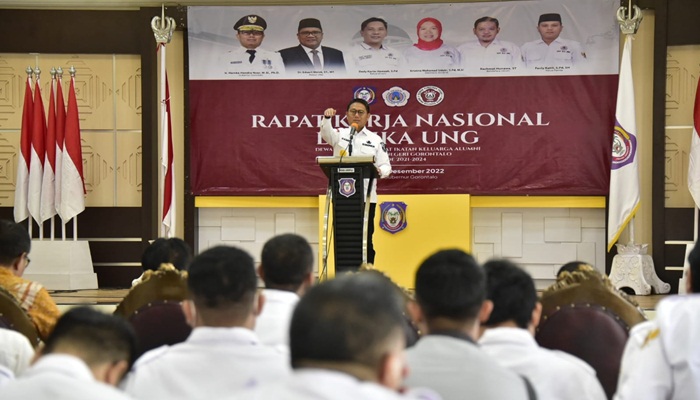 Penjagub Gorontalo, Hamka Hendra Noer ketika memberikan sambutan pada kegiatan Rakernas DPP IKA UNG, Ahad (11/12/2022) di Aula Rujab Gubernur, Kota Gorontalo. (Foto: Ist/ Diskominfotik)