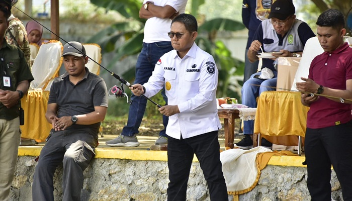 Penjagub Gorontalo, Hamka Hendra Noer turut mengambil bagian pada lomba memancing yang digelar Dinas Koperasi, UMKM, Perindustrian dan Perdagangan Provinsi Gorontalo, Ahad (11/12/2022). (Foto:Ist/ Diskominfotik)