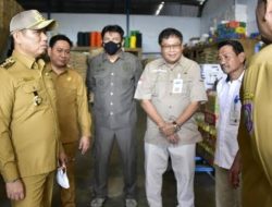 Penjagub Hamka Hendra Noer, ketika meninjau stok pangan di PT Cipta Langgeng Mitra Sukses, Kota Gorontalo, Senin (12/12/2022). (Foto:Ist/ Diskominfotik)