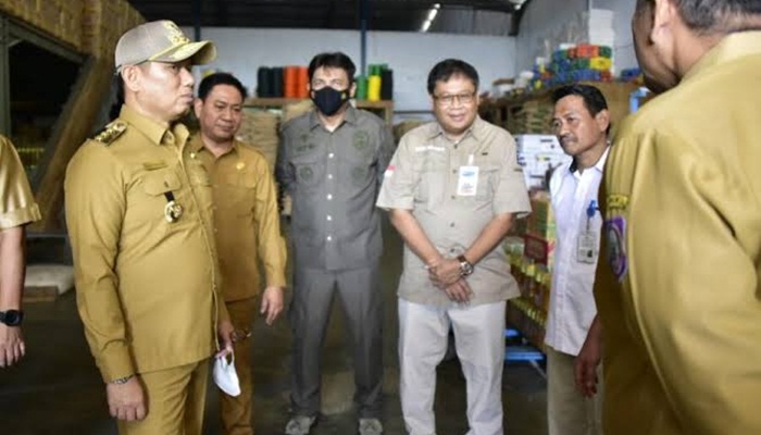 Penjagub Hamka Hendra Noer, ketika meninjau stok pangan di PT Cipta Langgeng Mitra Sukses, Kota Gorontalo, Senin (12/12/2022). (Foto:Ist/ Diskominfotik)