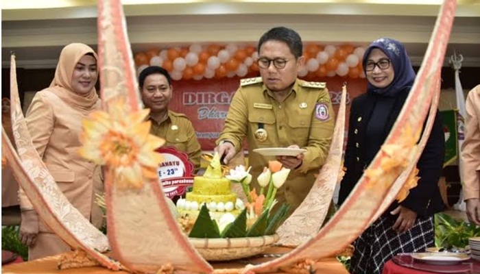 Pemotongan tumpeng oleh Penjabat Gubernur Gorontalo Hamka Hendra Noer pada perayaan Milad ke-23 DWP. (Foto: Ist/ Diskominfotik)