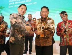 Penjabat Sekdaprov Gorontalo, Sukri Botutihe saat menerima penghargaan SDGs Action Awards 2022 dari Kepala Bappenas Suharso Monoarfa di Hotel The Sultan Jakarta, Kamis (1/12/2022). (Foto:Ist)