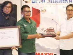 Penyerahan cinderamata dari Danang Priyo Utomo selaku Direktur PT. Corin kepada Penjagub Hamka Hendra Noer saat mengunjungi PT. Corin, Kecamatan Balongbendo, Kabupaten Sidoarjo, Jawa Timur, Rabu (14/12/2022). (Foto:Ist)