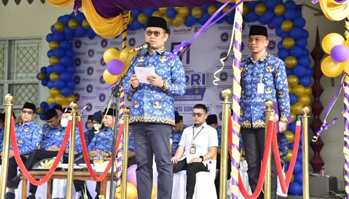 Penjabat Gubernur, Hamka Hendra Noer saat bertindak sebagai Inspektur Upacara dalam rangka Peringatan HUT ke-22 Provinsi Gorontalo bertempat di halaman Museum Purbakala, Kota Gorontalo, Senin (5/12/2022). (Foto: Ist/ Diskominfotik)