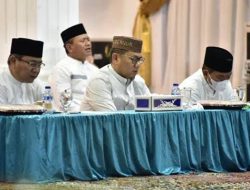 Penjagub Gorontalo, Hamka Hendra Noer (tengah) mengikuti zikir dan doa bersama memperingati HUT ke-22 Provinsi Gorontalo di rumah jabatan Gubernur, Minggu (4/12/2022). (Foto: Ist/ Diskominfotik)