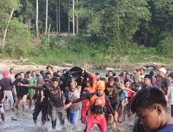 Proses evakuasi korban tenggelam di Gorontalo oleh petugas. (Foto: Ist)