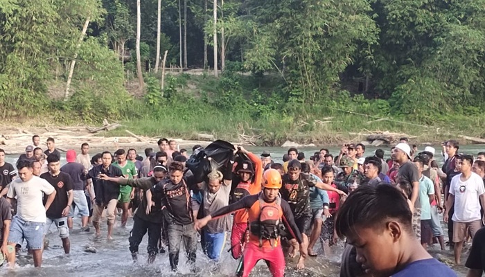 Proses evakuasi korban tenggelam di Gorontalo oleh petugas. (Foto: Ist)