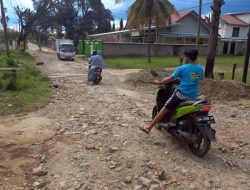 Salah satu proyek pekerjaan jalan yang didanai PEN pada 2023 dan hingga saat ini belum selesai. (Foto: Ist)