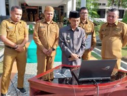 Bupati Gorontalo, Nelson Pomalingo bersama Wakil Bupati, Hendra Hemeto saat peluncuran aplikasi ‘Identitas Kependudukan Digital’, Senin (2/1/2023) paada apel perdana. (Foto: Ist)