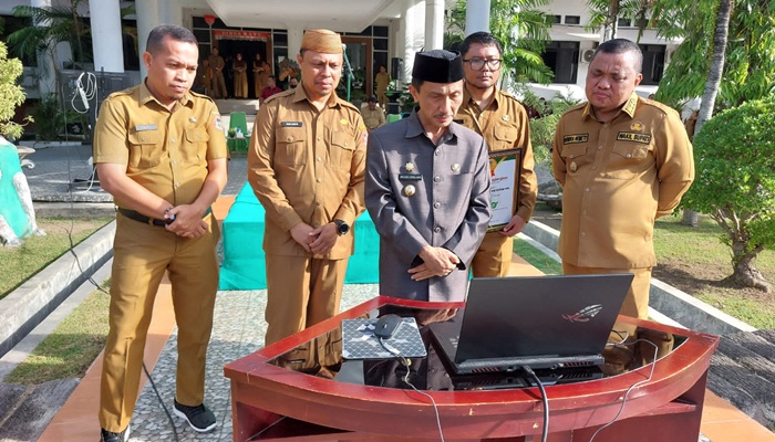 Bupati Gorontalo, Nelson Pomalingo bersama Wakil Bupati, Hendra Hemeto saat peluncuran aplikasi ‘Identitas Kependudukan Digital’, Senin (2/1/2023) paada apel perdana. (Foto: Ist)